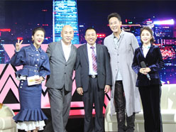 大道董事長(zhǎng)羅永輝與著名歌星劉尊老師、汪正正老師、郭津彤老師、主持人雅琪在北京電視臺(tái)錄制節(jié)目現(xiàn)場(chǎng)親切合影